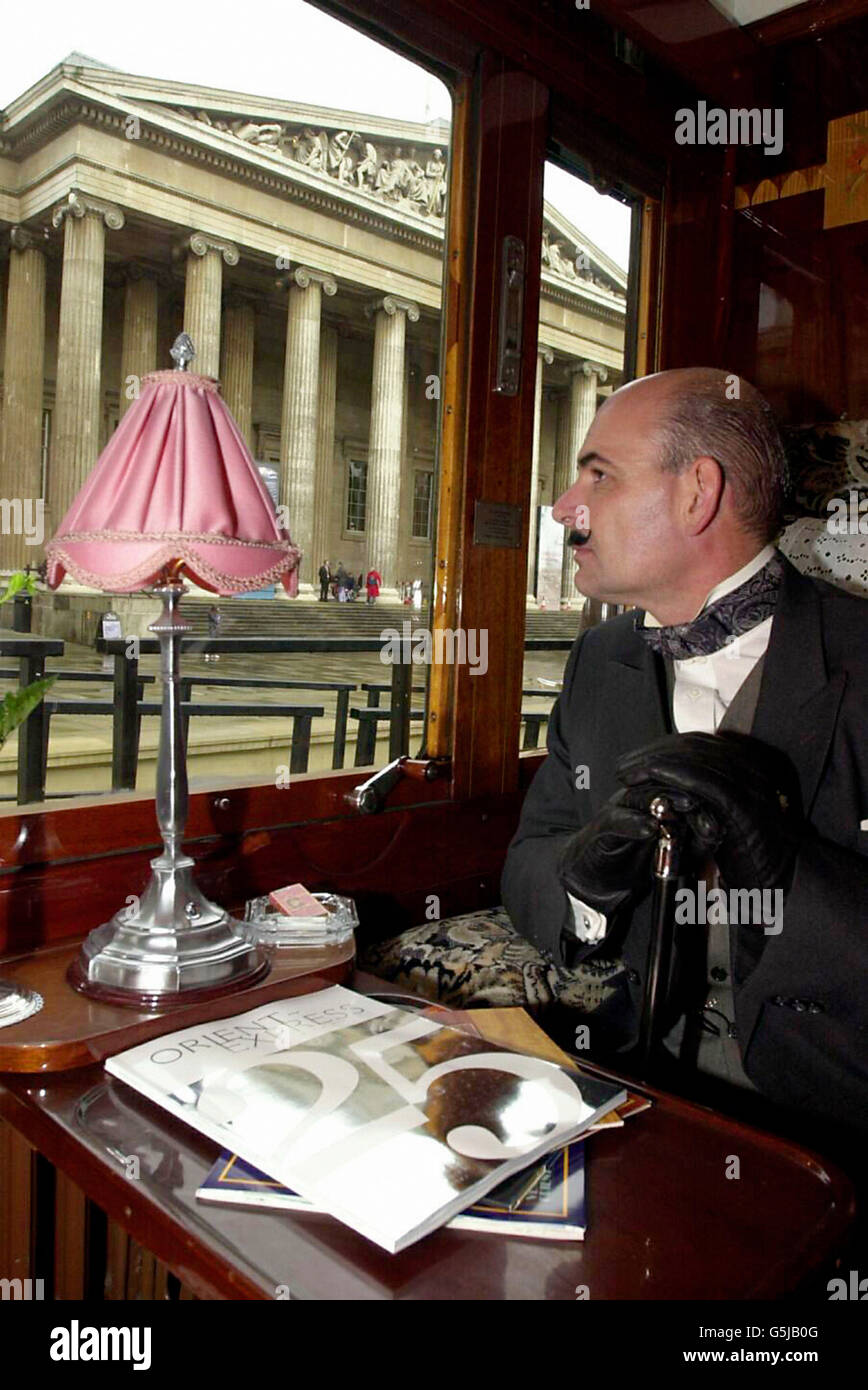 Una carrozza Venice Orient-Express degli anni '20 nel piazzale del British Museum di Londra per celebrare la mostra di Agatha Christie. Martin Gaisford, uno sguardo simile al migliore detective di Christie, Hercule Poirot, si trova nella carrozza che guarda al museo. Foto Stock