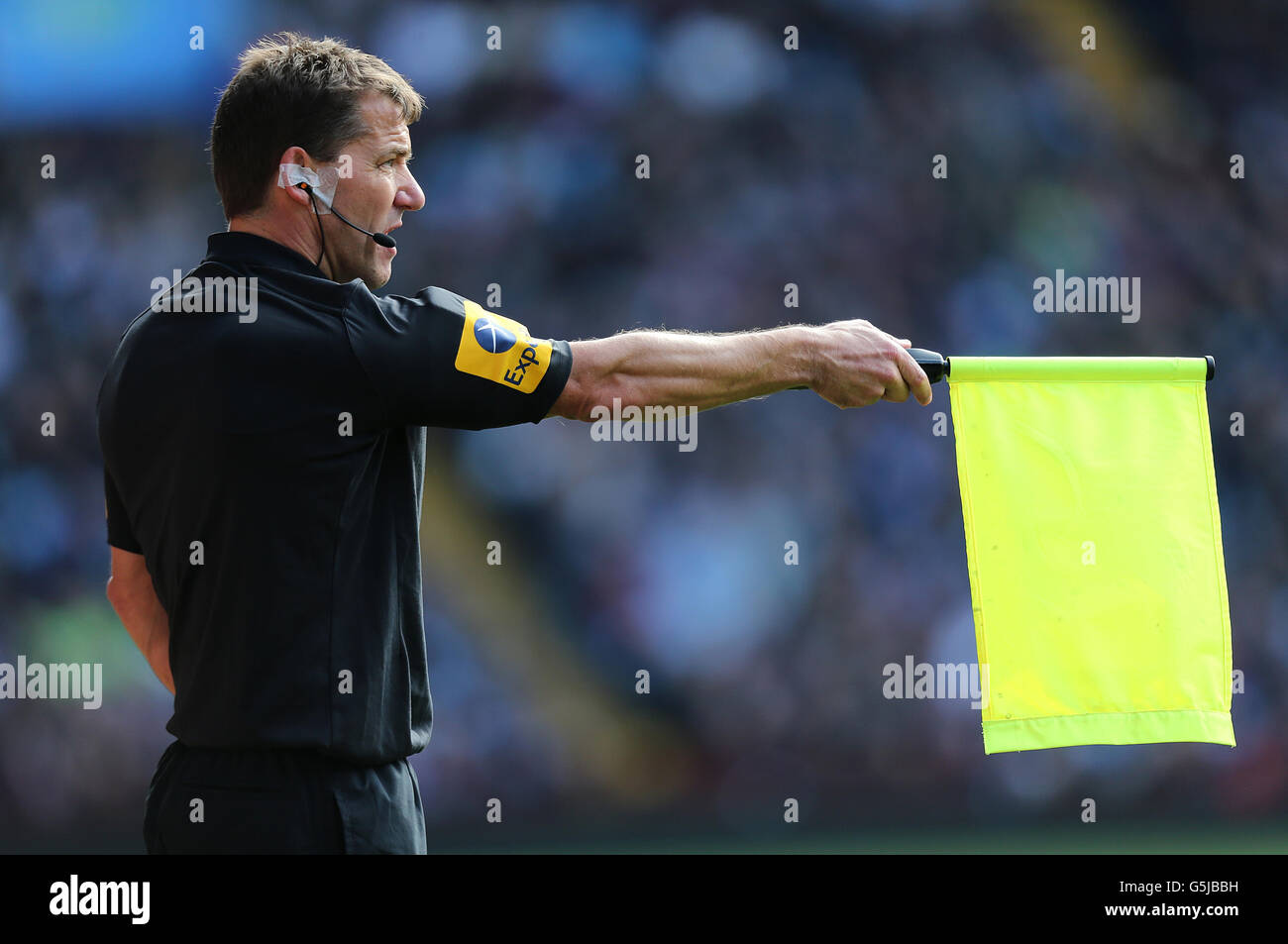 Calcio - Barclays Premier League - Aston Villa / Norwich City - Villa Park. L'arbitro assistente ondeggia la sua bandiera per dare fuori Foto Stock