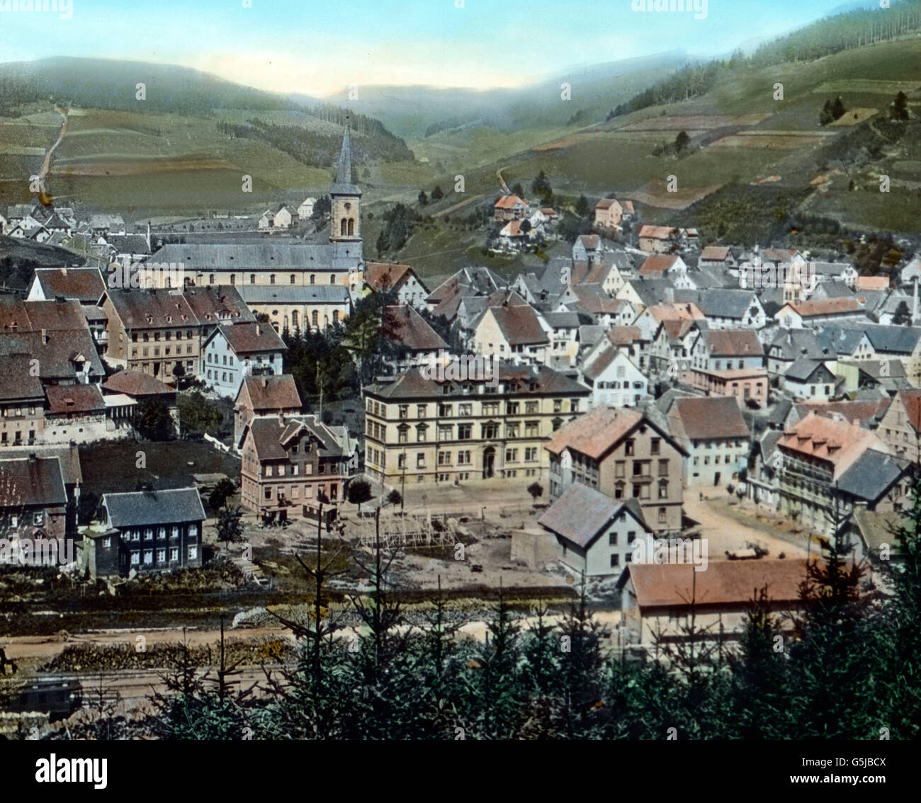 Von Triberg kann man einen lohnenden Ausflug nach Furtwangen machen, einer freundlichen Stadt am Bregbach. Hier ist eine rege Industrie. Besonders stark wird die Uhrenfabrikation betrieben. Bild: Das Stätchen Furtwangen im Schwarzwald. Immagine: La piccola città di Furtwangen, industriale produttore di orologi nella Foresta Nera. Data dell'immagine: circa 1910. Carl Simon Archive Foto Stock