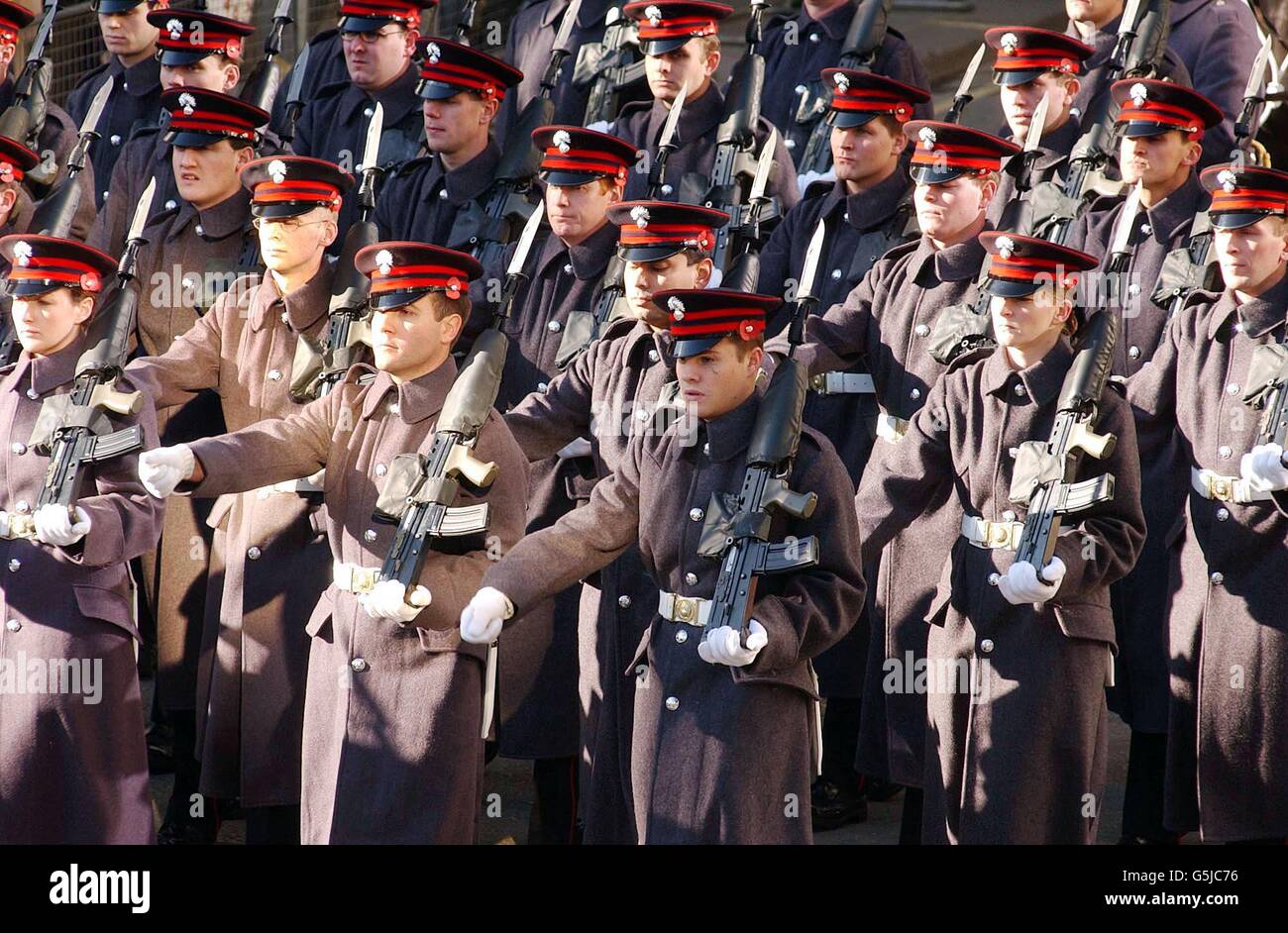 I soldati dell'onorevole Artillery Company prendono parte allo spettacolo del Signore Sindaco mentre passano accanto alla Guildhall nella città di Londra. Più di 7,000 persone, tra cui 2,000 addetti ai servizi, hanno partecipato alla parata di due miglia e mezzo, che segna l'insediamento di Alderman Michael Oliver. * come il 674 Signore Sindaco della città di Londra. L'evento, che risale al 1215, ha visto la partecipazione di 200 cavalli, 20 bande, 60 carri, 21 mostre militari e un RAF che sorvola mentre la processione si è fatta strada da Guildhall alle corti reali di giustizia nello Strand. Foto Stock