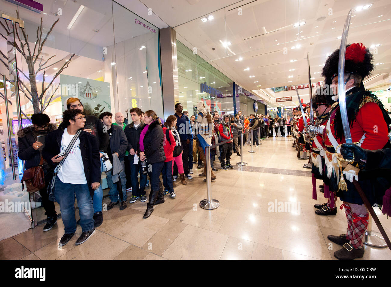 I giocatori si accodano di acquistare una copia di Assassins Creed III presso il negozio più importante di Stratford a Londra, aperto a mezzanotte, così i fan potranno ottenere una copia del gioco non appena sarà stato rilasciato. Foto Stock