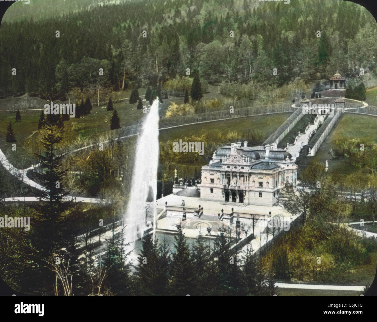 Blick auf Schloß Linderhof in Ettal in Bayern. Vista verso il castello di Linderhof a Ettal in Baviera. Foto Stock