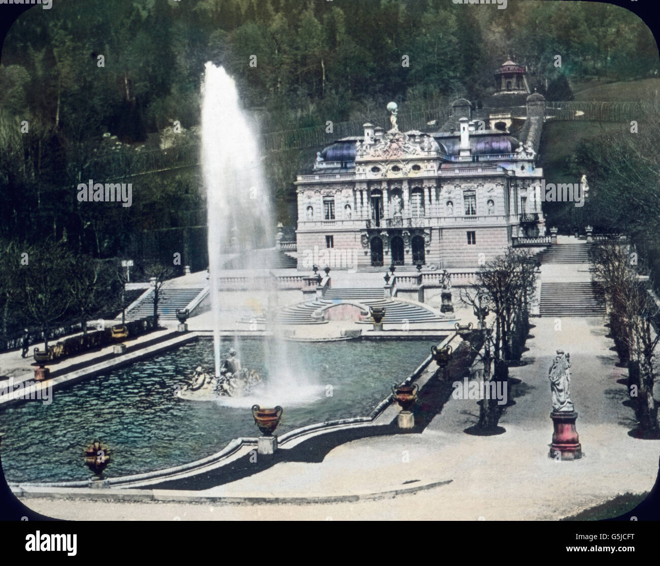 Außenansicht vom Teich von Schloß Linderhof in Ettal in Bayern. Vista verso il castello di Linderhof a Ettal in Baviera. Foto Stock
