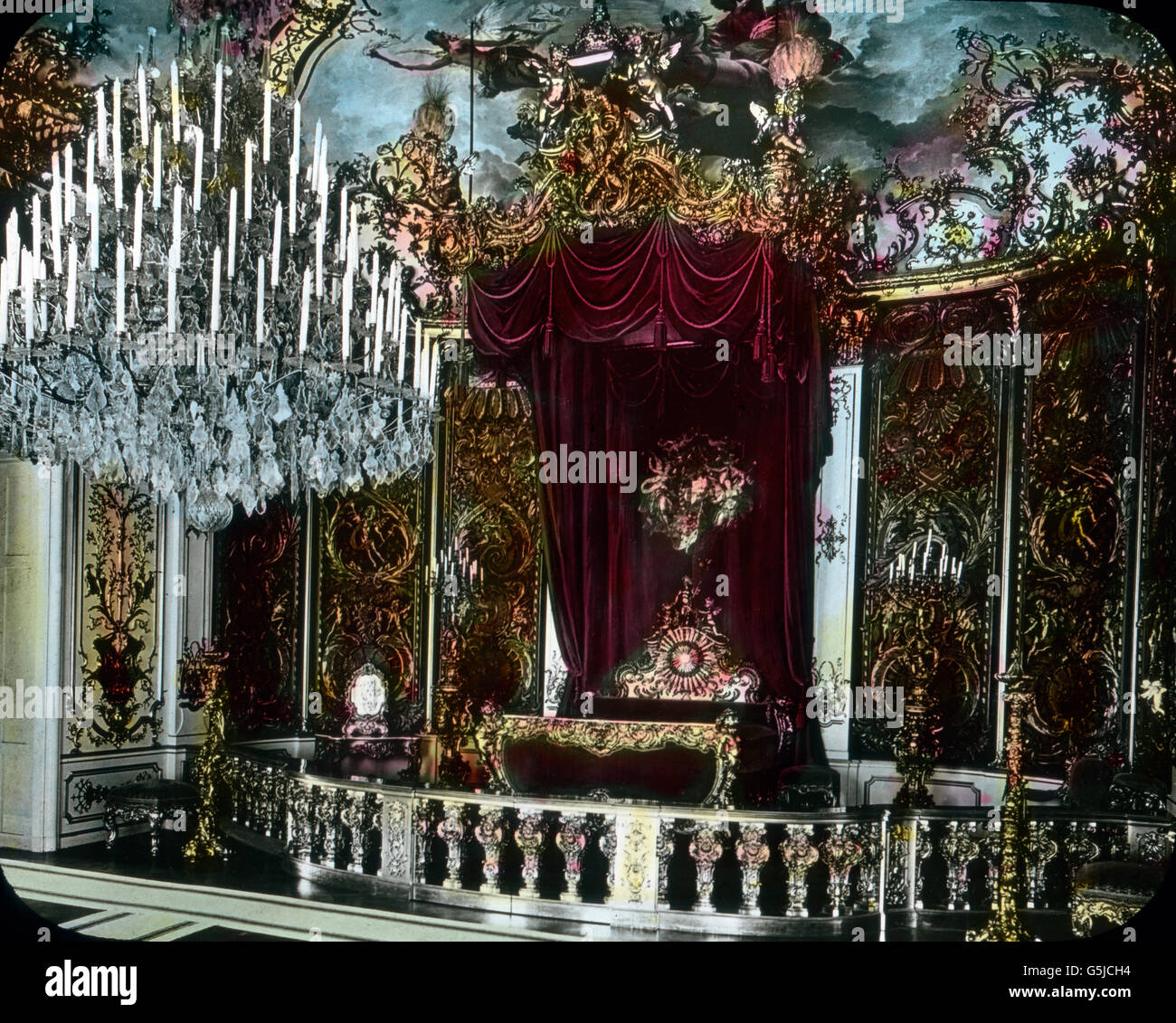 Schlafzimmer "Blaue Grotte' auf Schloß Linderhof in Ettal in Bayern. Camera da letto "Grotta Azzurra" presso il castello di Linderhof a Ettal in Baviera. Foto Stock