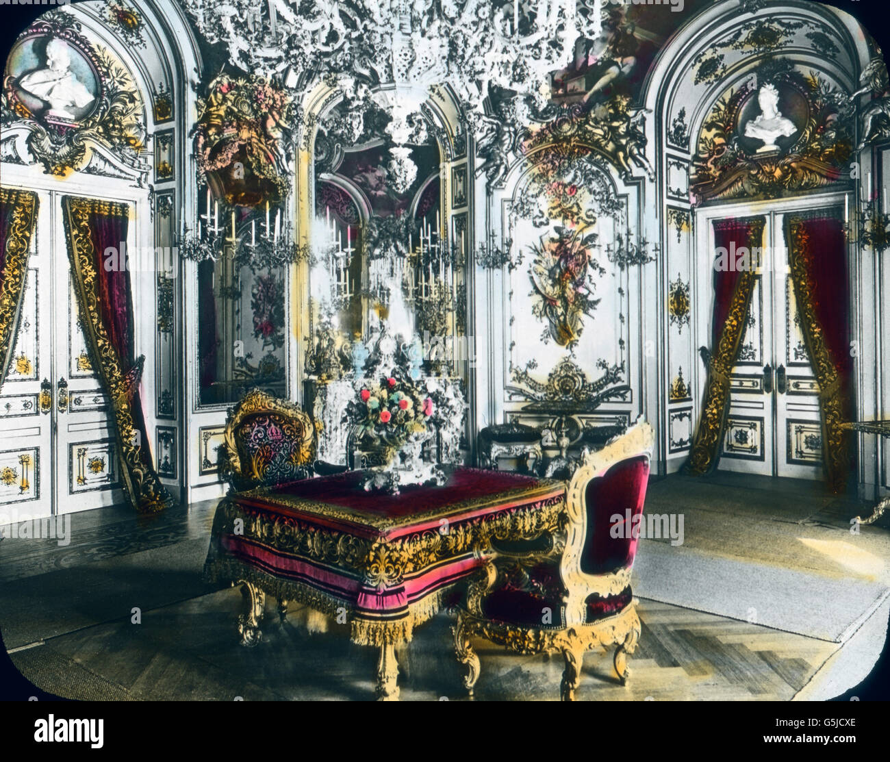 Speisezimmer im Neuen Schloß Herrenchiemsee in Herrenchiemsee in Bayern. Sala da pranzo presso il nuovo castello Herrenchiemsee a Herrenchiemsee in Baviera. Foto Stock