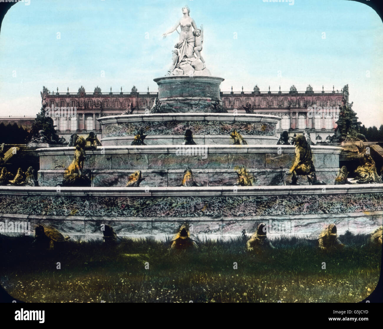 Die Latonagruppe im Park vom Neuen Schloß Herrenchiemsee in Herrenchiemsee in Bayern. Latona gruppo scultoreo presso il nuovo castello Herrenchiemsee a Herrenchiemsee in Baviera. Foto Stock