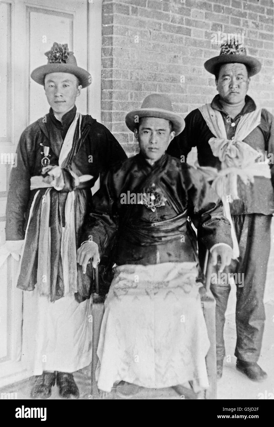 Ein chinesischer Würdenträger mit seinen Ratgebersn, Cina 1910. Un dignitario cinese con i suoi consiglieri, Cina 1910. Foto Stock