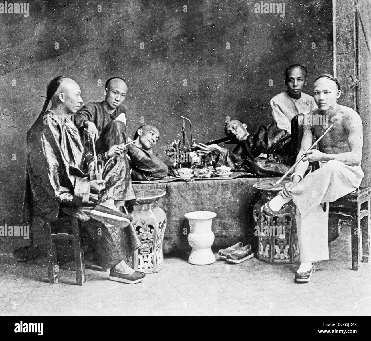 Chinesen rauchen oppio in einer Opiumhöhle, Cina 1910er Jahre. Fumatori cinesi in un'oppio den, Cina 1910s. Foto Stock