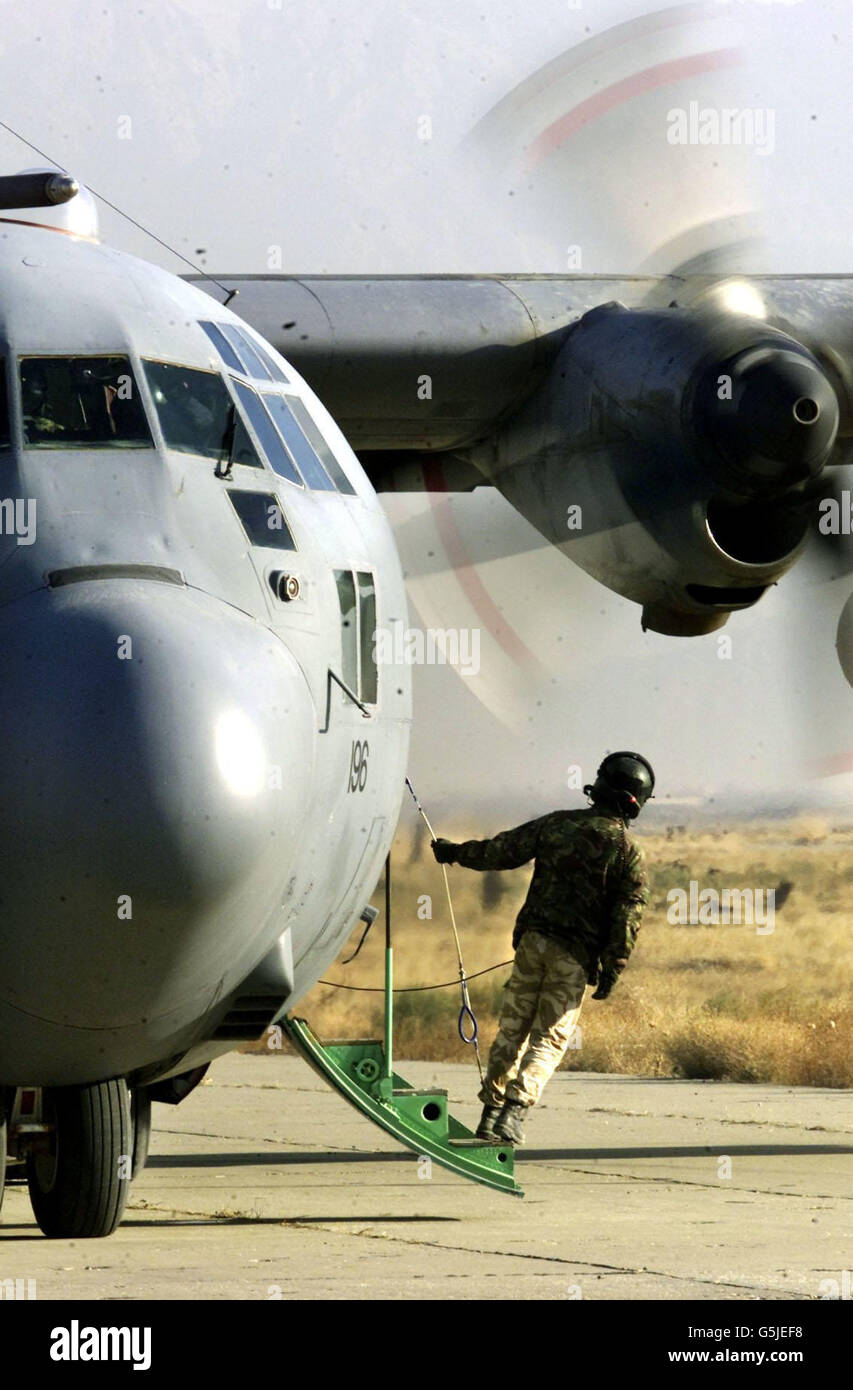 Controlli finali all'aeroporto di Bagram fuori Kabul per l'aereo britannico RAF Hercules che ha volato undici membri della delegazione afghana sulla prima tappa del loro viaggio alla conferenza, che avrà inizio a Bonn. Foto Stock