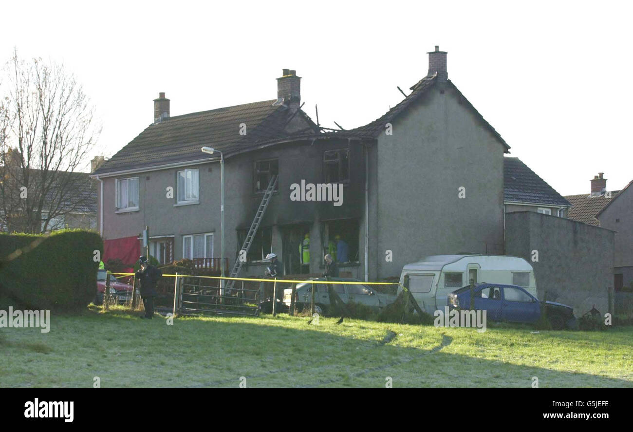 Servizi di emergenza sulla scena di un incendio di casa dove sono morte quattro persone. I vigili del fuoco e la polizia sono stati chiamati al claze nel villaggio di Tumble, vicino Llanelli, ha detto una portavoce della polizia di Dyfed Powys. * .... Il tetto della proprietà semi-distaccata era crollato nel fuoco severo e intenso, vigili del fuoco e polizia sono di montare un'indagine congiunta, e un patologo ufficio domestico esaminerà il sito. Foto Stock