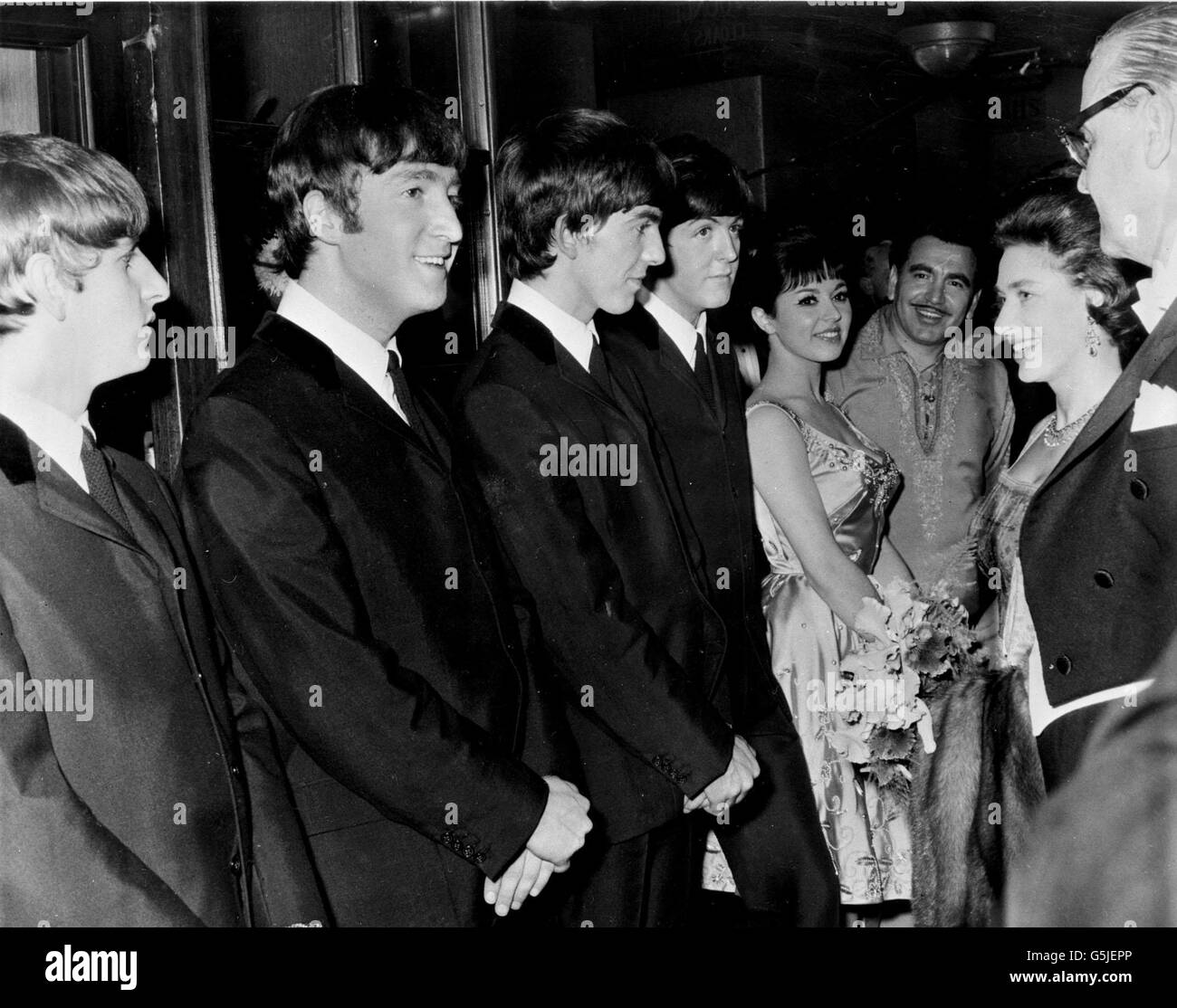 La principessa Margaret (2° R) incontra il gruppo pop The Beatles al Royal Variety Performance del 1963 al Prince of Wales Theatre. * 09/02/02 Margaret è morto pacificamente 71 anni nel suo sonno questa mattina, ha annunciato Buckingham Palace. In una dichiarazione il Palazzo ha detto che la principessa è morta alle 6.30 nel King Edward VII Hospital di Londra. Foto Stock