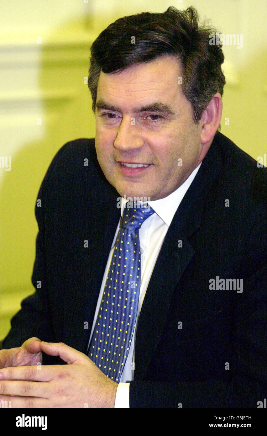 Il Cancelliere dello scacchiere Gordon Brown parla con i ministri durante una riunione pre-bilancio al Tesoro nel centro di Londra, prima della sua relazione pre-bilancio da presentare al Parlamento. Brown dovrebbe annunciare altri 120 milioni di war-chest per la lotta contro il terrorismo internazionale. Foto Stock