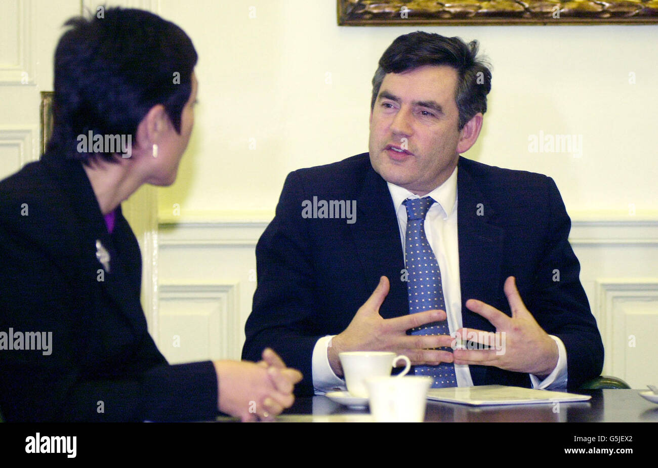 Il Cancelliere dello scacchiere Gordon Brown parla con il generale Paymaster, Dawn Primarolo, durante una riunione pre-Budget presso il Tesoro nel centro di Londra, in vista della sua relazione pre-Budget da presentare al Parlamento. Il signor Brown dovrebbe annunciare un ulteriore 120 milioni di militari per la lotta contro il terrorismo internazionale. Foto Stock