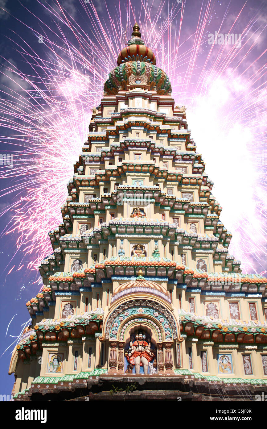 Fuochi d'artificio che esplodono dietro un tempio indù in occasione della festa di Diwali in India, che appaiono come le energie divine. Foto Stock