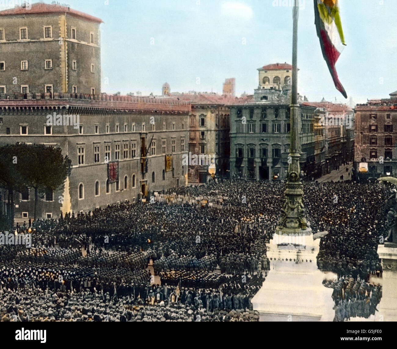 Soldaten sind angetreten auf der Piazza Venezia in Rom, Italien 1920er Jahre. Soldati raduno presso la piazza Venezia a Roma, Italia 1920s. Foto Stock