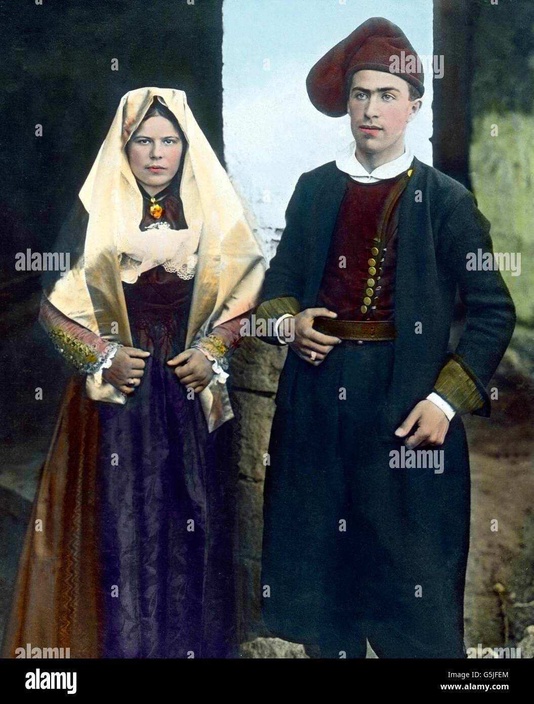 Brautpaar in der Tracht der Insel Sardinien Italien, 1930er Jahre. Coppia di sposi nell'array dell isola di Sardegna, Italia 1930s. Foto Stock