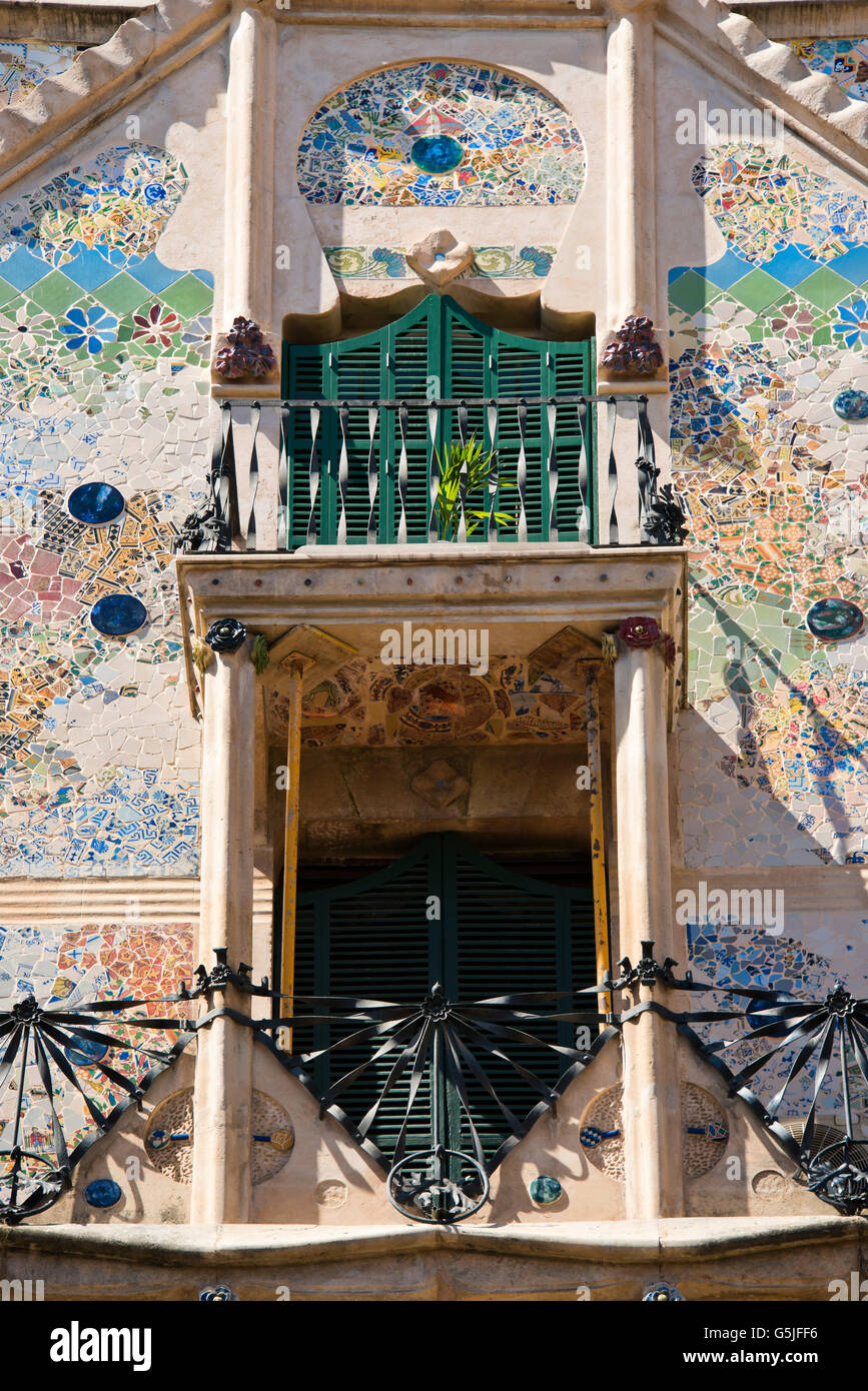 Verticale vista dettagliata del mosaico facciata di Casa Forteza Rey a Palma di Maiorca. Foto Stock