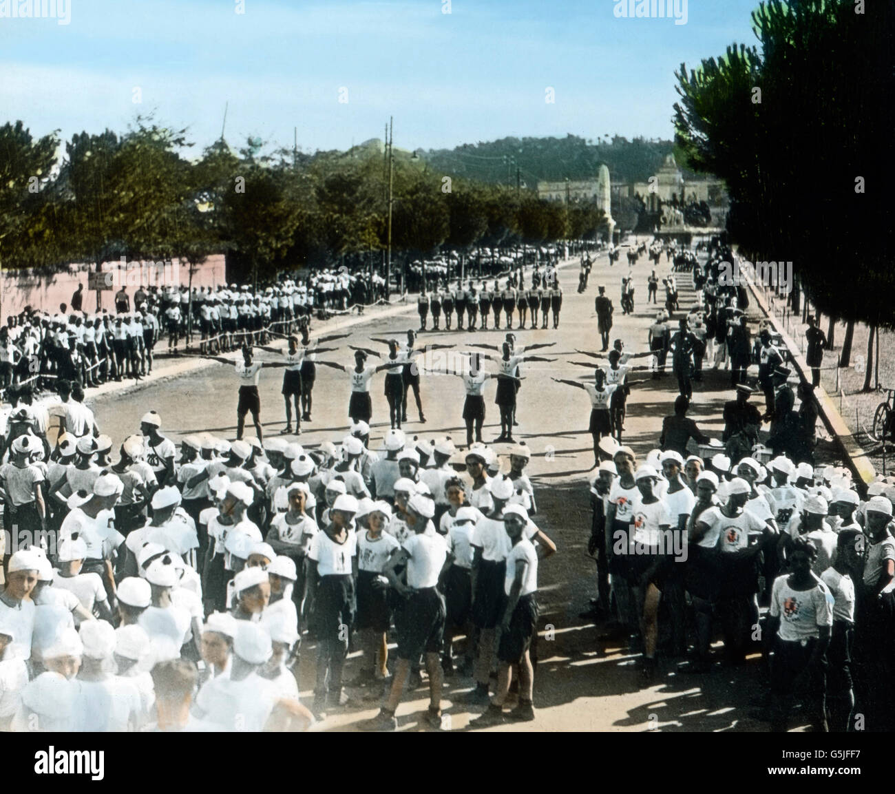 Die Jugend trifft sich zum Turn- und Trachtenfest in Rom, Italien 1930er Jahre. I giovani riuniti per uno sport e festival di matrice a Roma, Italia, 1930s. Foto Stock