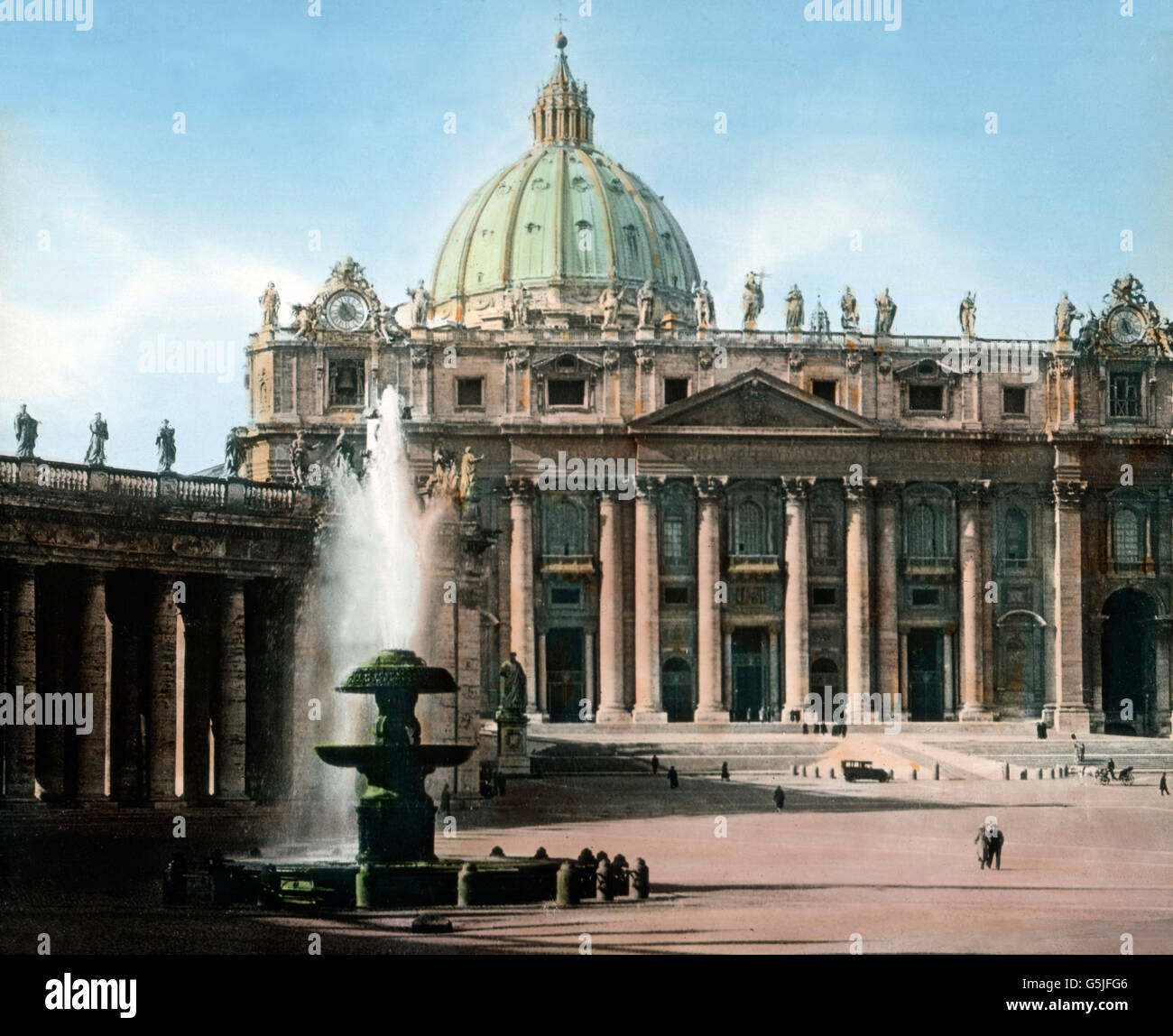 Springbrunnen auf dem Petersplatz vor dem Petersdom in Rom, Italien 1920er Jahre. Fontana a piazza San Pietro di fronte la Cattedrale di San Pietro a Roma, Italia 1920s. Foto Stock