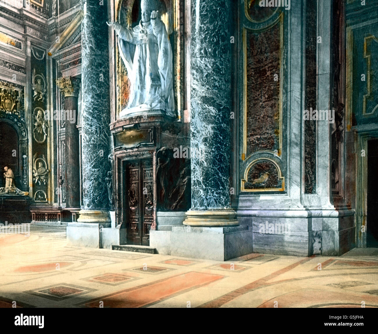 Statua von Papst Pio X. im Petersdom in Rom, Italien 1920er Jahre. La statua di Papa Pio X presso la cattedrale di San Pietro a Roma, Italia, 1920s. Foto Stock