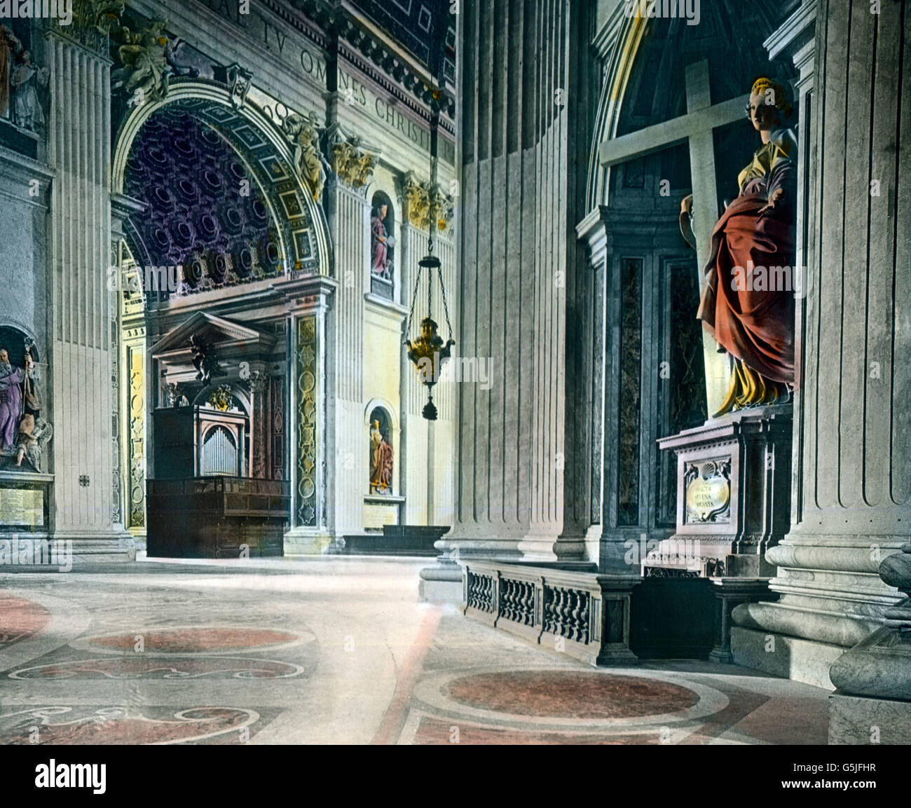 Statua der Heiligen Helena im Petersdom in Rom, Italien 1920er Jahre. Statua di Santa Helena presso la cattedrale di San Pietro in Roma, Italia 1920s. Foto Stock