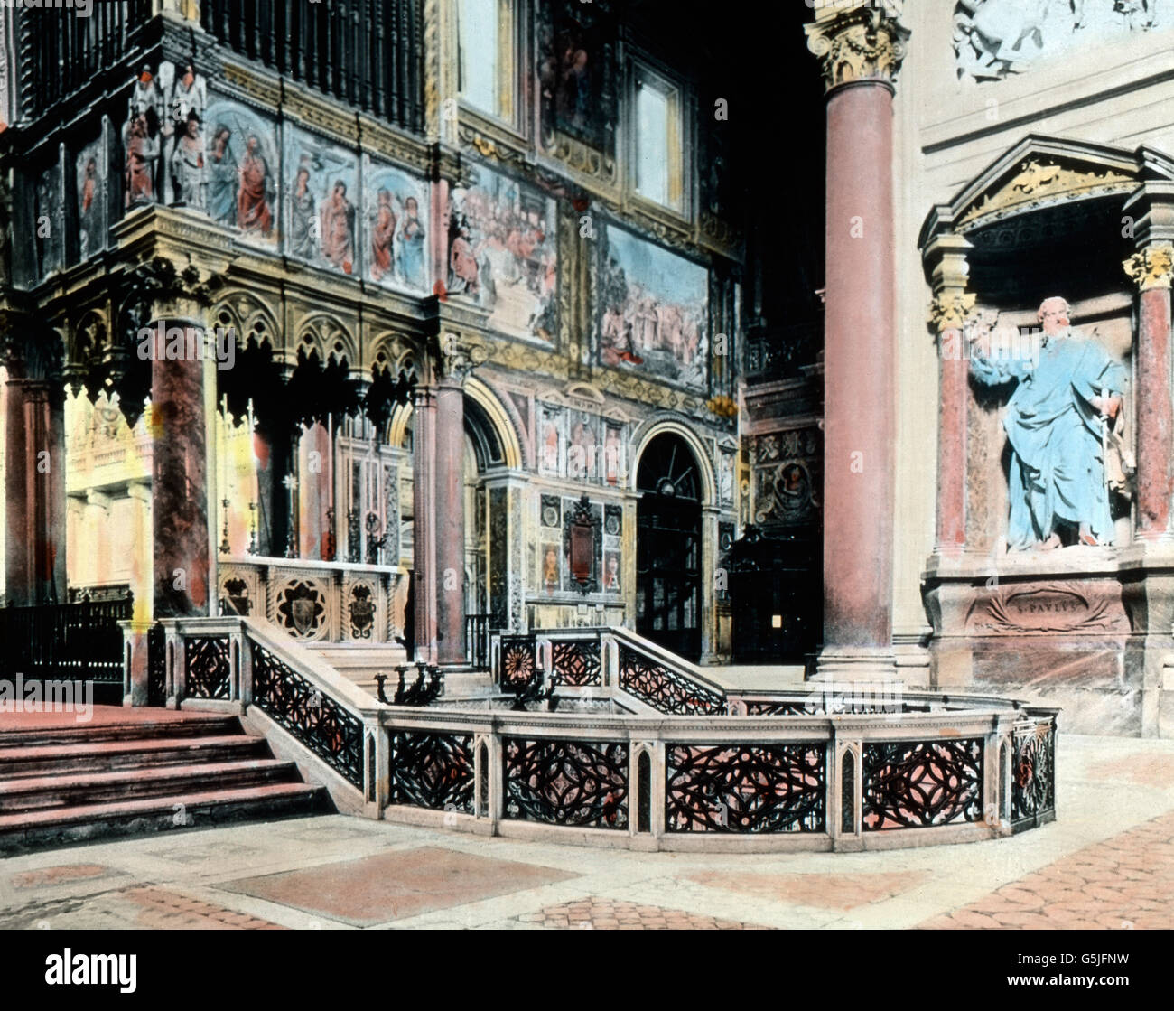 Blick in das Innere der Laterankirche in Rom, Italien 1920er Jahre. Vista dell'interno della chiesa Lateranense a Roma, Italia, 1920s. Foto Stock