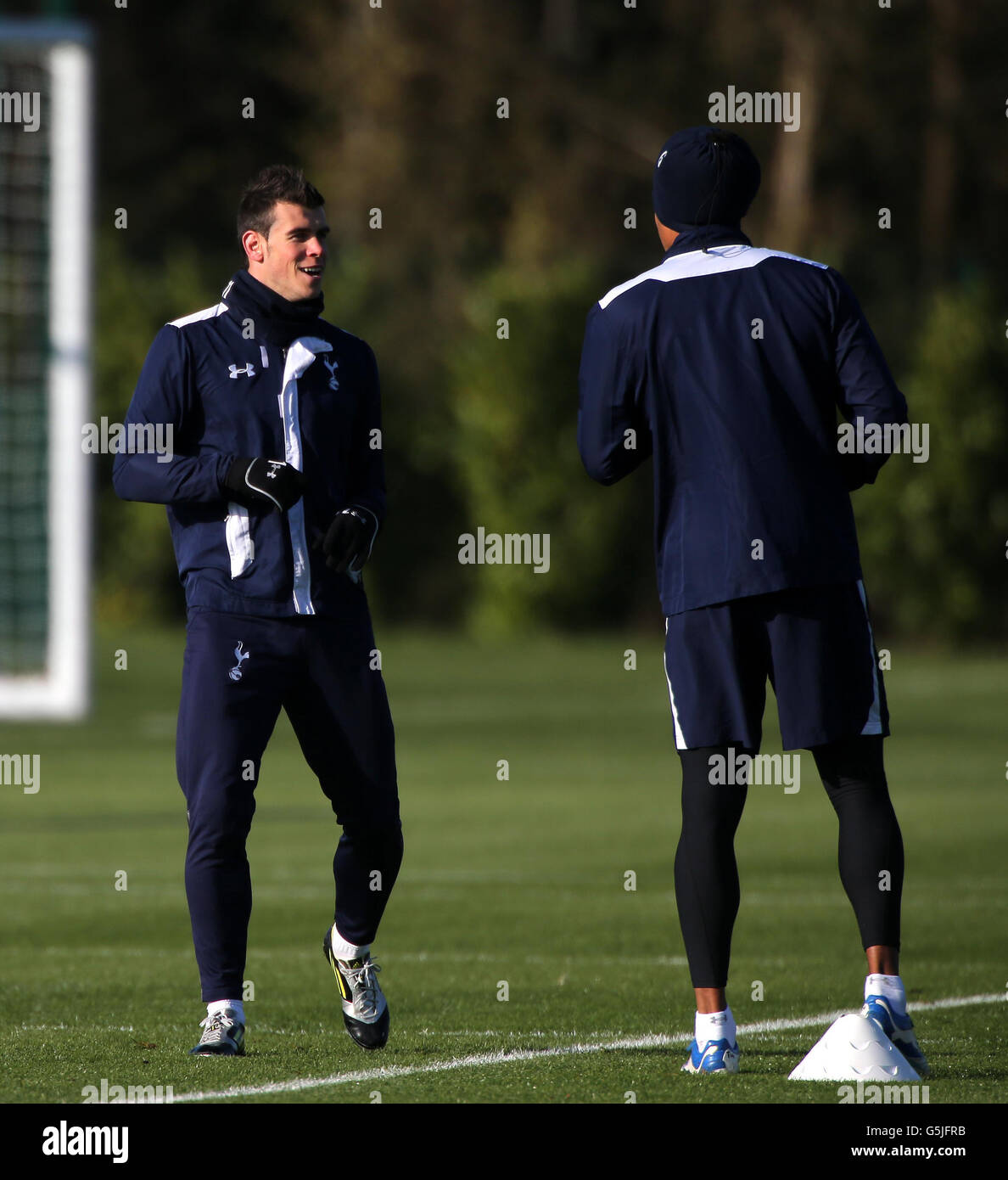 Calcio - UEFA Europa League - Gruppo J - Tottenham Hotspur v Maribor - Tottenham Hotspur Training and Press Conference - Enfie.... Gareth Bale di Tottenham Hotspur parla con Tom Huddlestone durante una sessione di formazione presso l'Enfield Training Center di Londra. Foto Stock