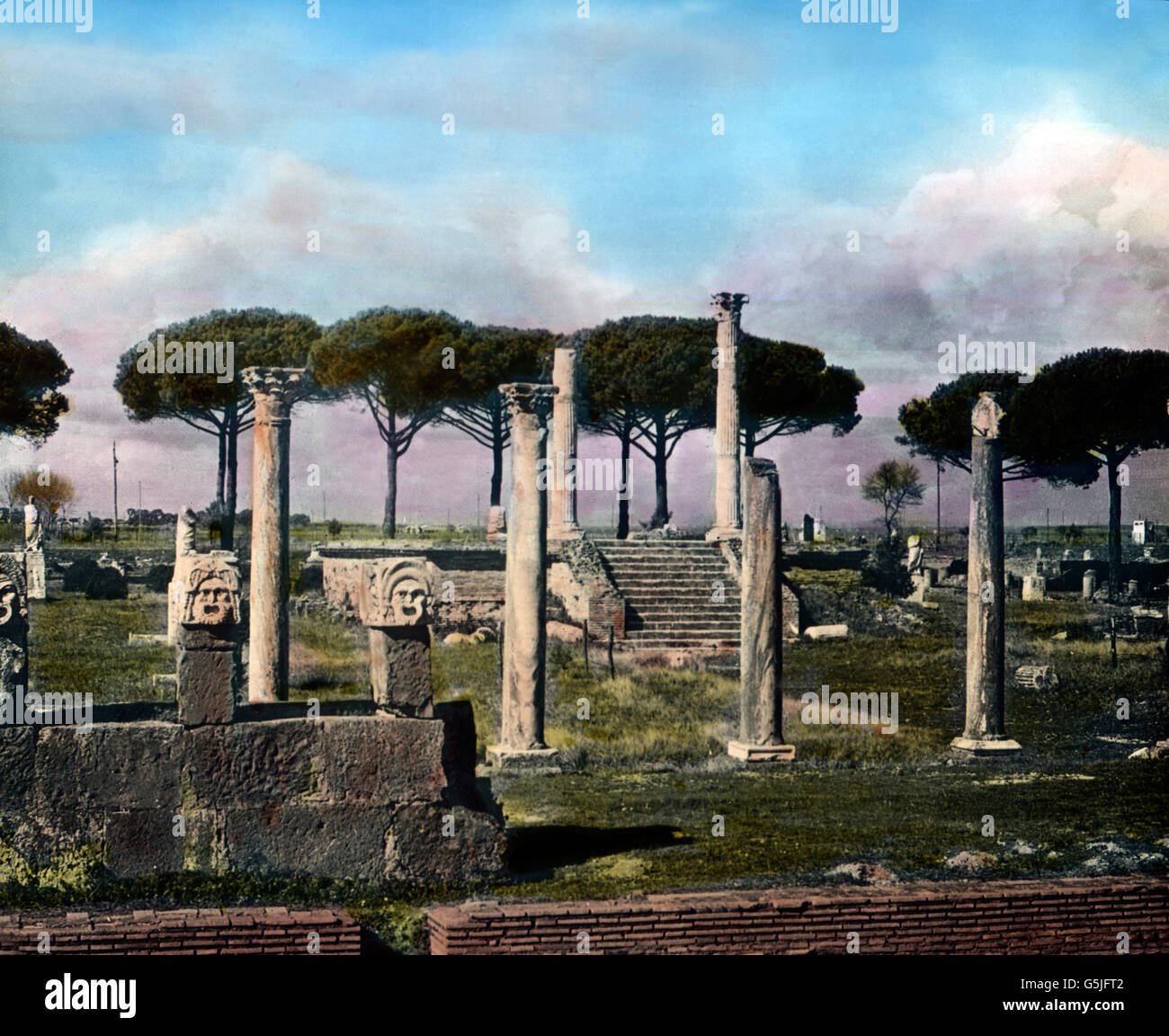 In der antiken Hafenstaft Ostia bei Rom, Italien, 1920er Jahre. Con l'antico porto di Ostia vicino a Roma, Italia, 1920s. Foto Stock