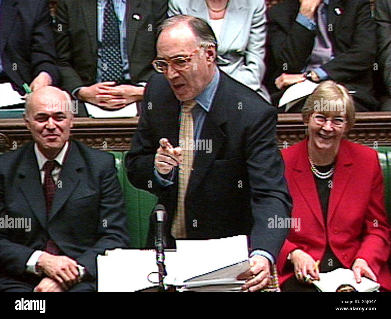 Il cancelliere ombra Michael Howard risponde alla dichiarazione pre-bilancio rilasciata alla Camera dei Comuni di Londra dal Cancelliere dello scacchiere, Gordon Brown Martedì 27 2001 novembre. Foto Stock