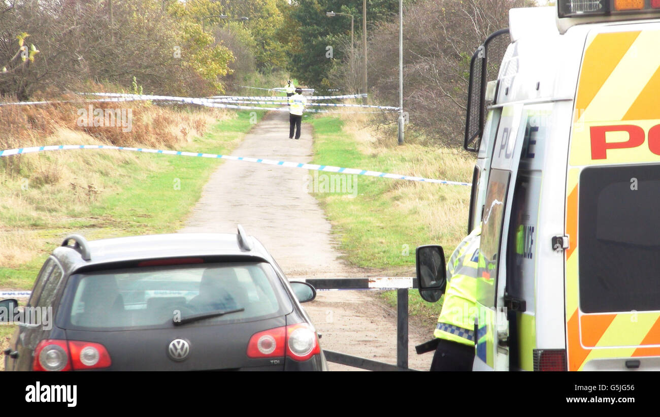 Polizia sul luogo in cui il corpo di un ragazzo adolescente è stato trovato in un fosso vicino al Boulevard a Edenthorpe, Doncaster. Gli equipaggi dell'ambulanza hanno provato a ravvivare l'adolescente ma è stato pronunciato morto, ufficiali hanno detto. Foto Stock