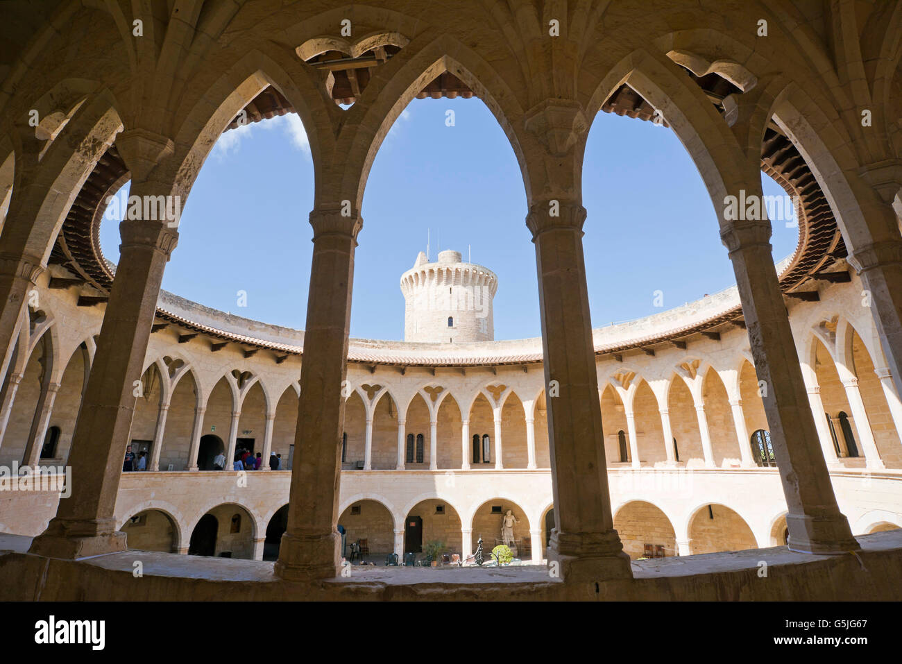 Vista orizzontale del cortile centrale presso il castello di Bellver in Palma Foto Stock