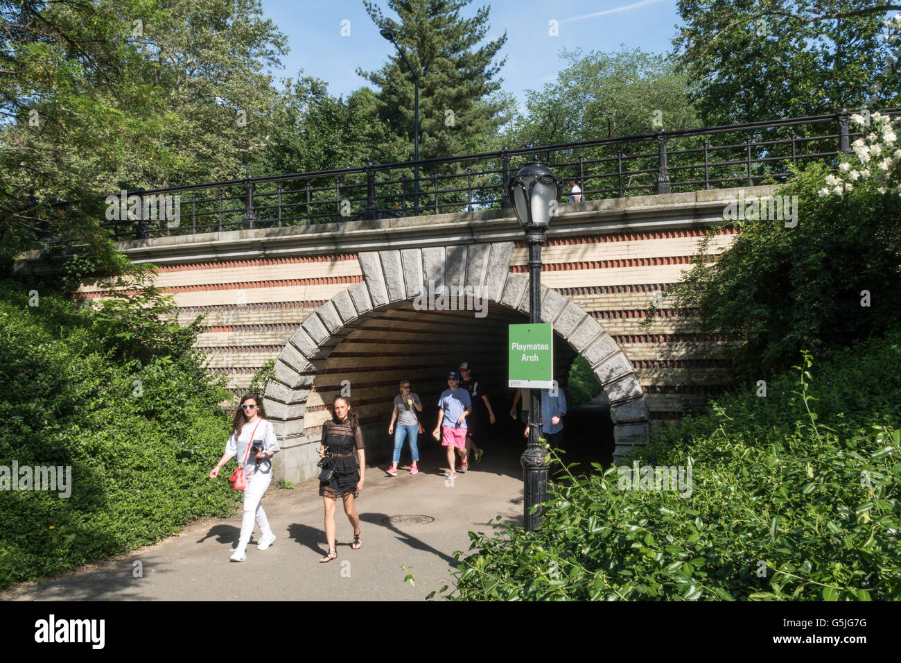 I frequentatori del Parco a piedi attraverso Playmates Arch, Central Park, New York, Stati Uniti d'America Foto Stock