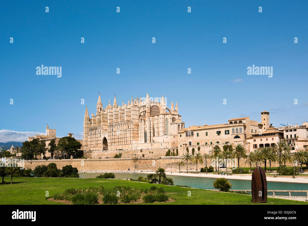 Strada orizzontale vista della Cattedrale di Santa Maria di Palma, aka La Seu, a Maiorca. Foto Stock