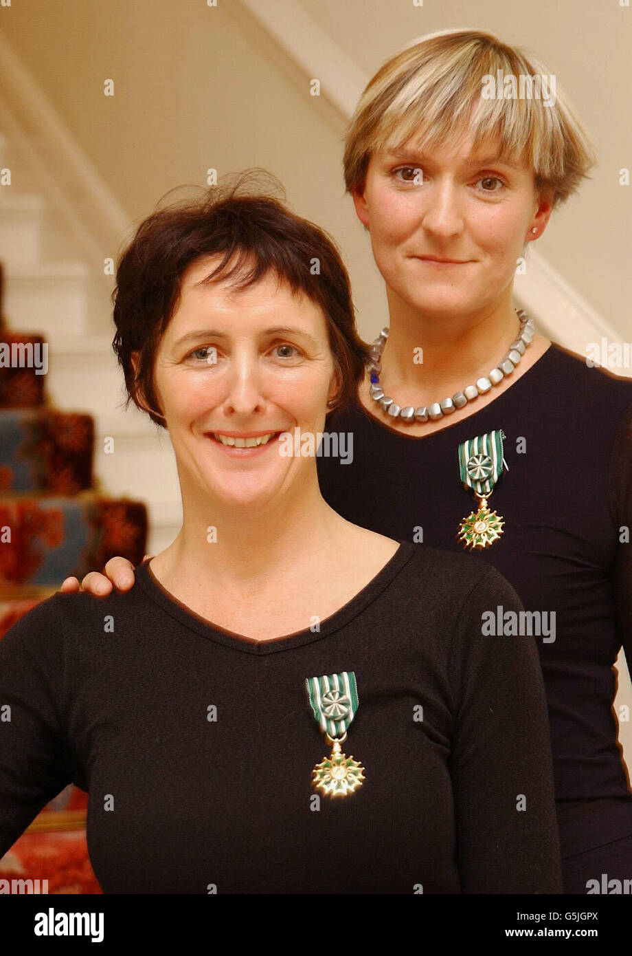 L'attrice irlandese Fiona Shaw (a sinistra) e Deborah Warner (a destra) esibiscono la loro Medale des Artes et Lettres ricevuta dall'ambasciatore francese nel Regno Unito Daniel Bernard, per il loro lavoro di promozione della cultura francese, in un ricevimento presso l'ambasciata francese di Londra. Foto Stock