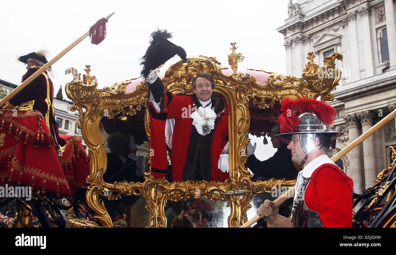 Alderman Roger Gifford, il nuovo sindaco della città di Londra in autobus d'oro del sindaco nel Lord Mayor's Show, mentre sfilano per le strade del centro di Londra. Foto Stock