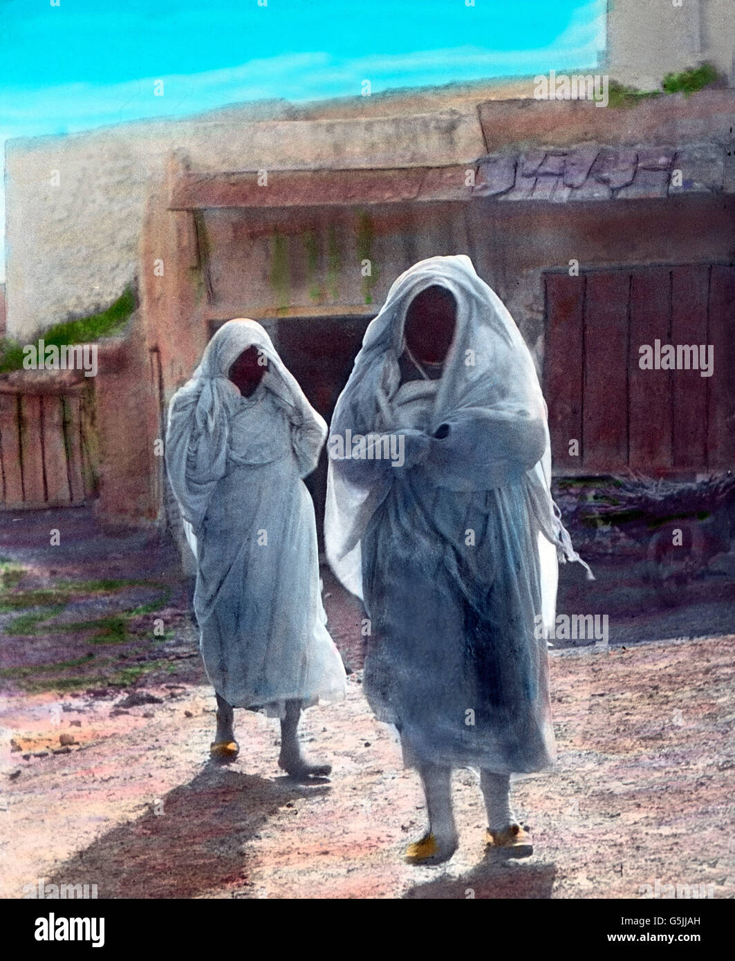Verschleierte Frauen auf einer Straße in Algier, der Hauptstadt von Algerien, ca. 1920er Jahre. Donne velate in una strada di Algeri, la capitale dell'Algeria, ca. 1920s. Foto Stock