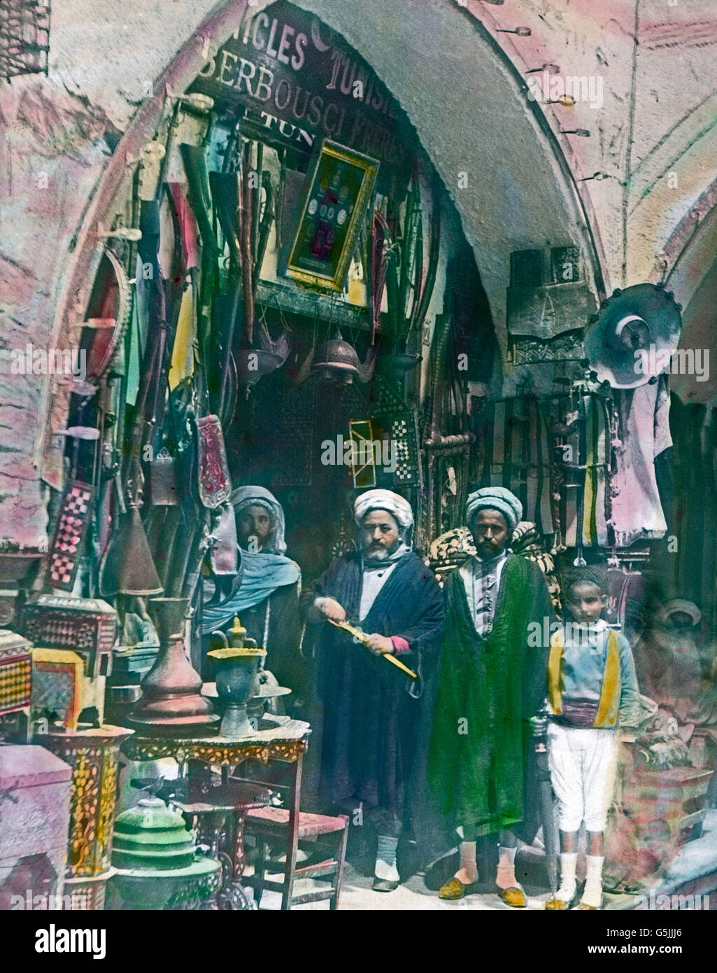 Auf dem Basar a Tunisi, der Hauptstadt von Tunesien, ca. 1920er Jahre. Al bazar di Tunisi, capitale della Tunisia, ca. 1920s. Foto Stock