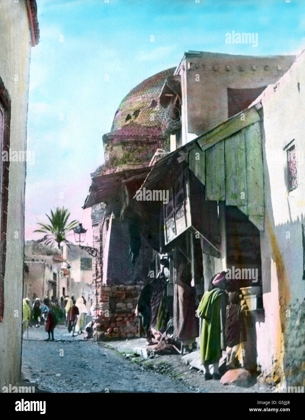 Blick in eine kleine Gasse a Tunisi, der Hauptstadt von Tunesien, ca. 1920er Jahre. Consente di visualizzare in una corsia a Tunisi, capitale della Tunisia, ca. 1920s. Foto Stock