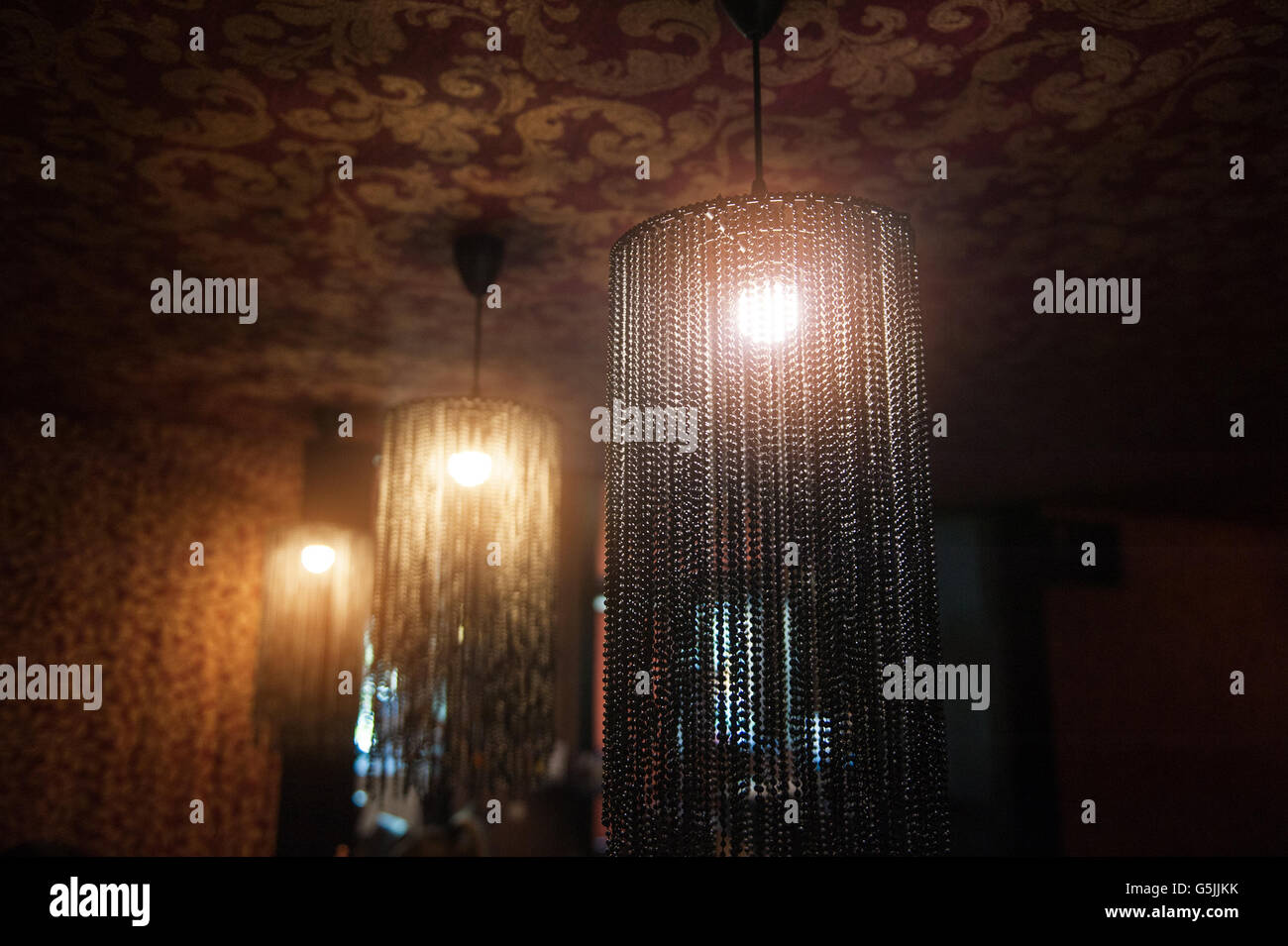Bella illuminazione grande lampadario nel ristorante Foto Stock
