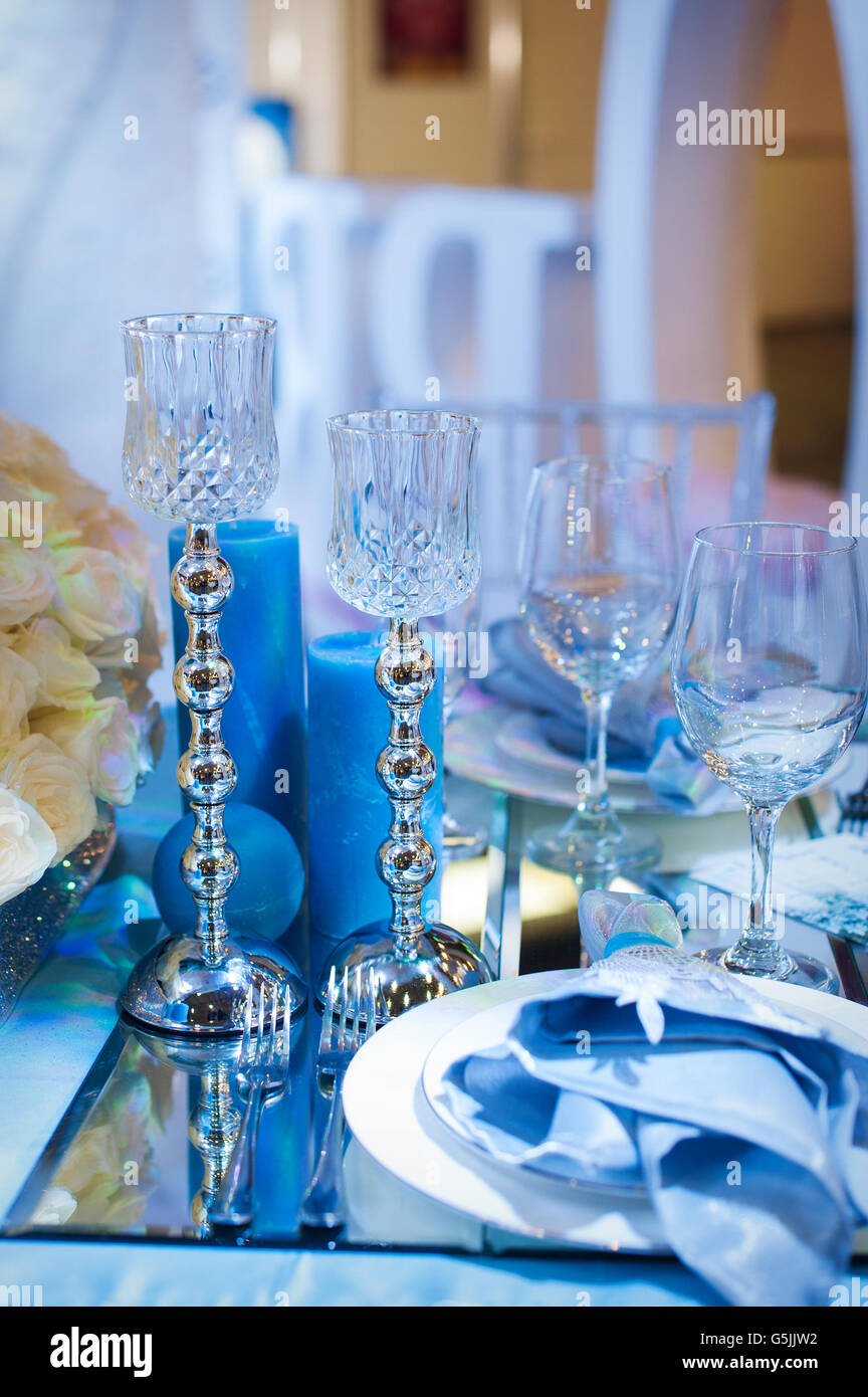 Impostazione tabella in stile marittimo con candele Foto Stock