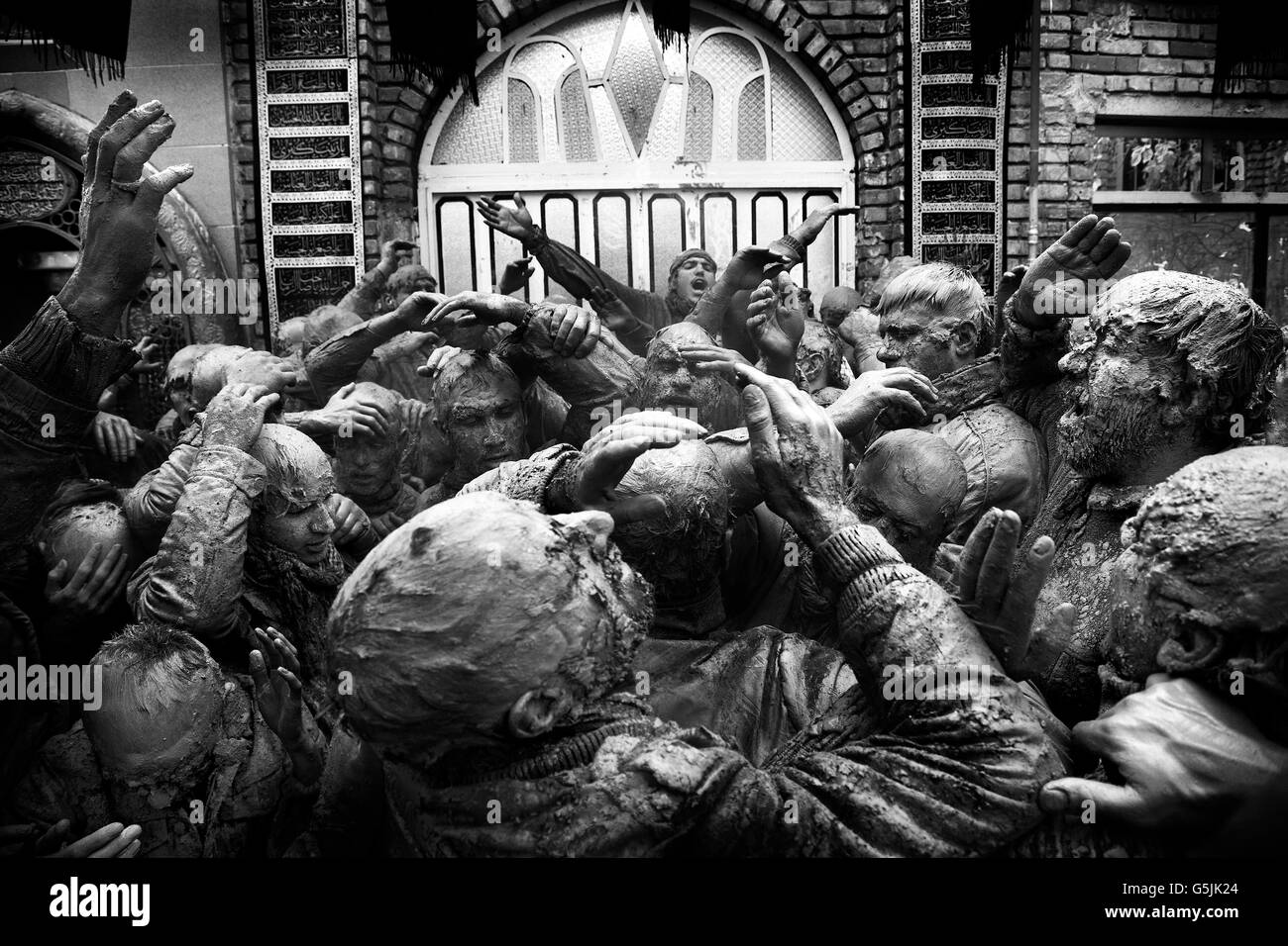 Persone che sono ricoperte di fango nella cerimonia di Ashura in Bijar, Iran. ( Giorno del Ricordo Karbala ) Foto Stock