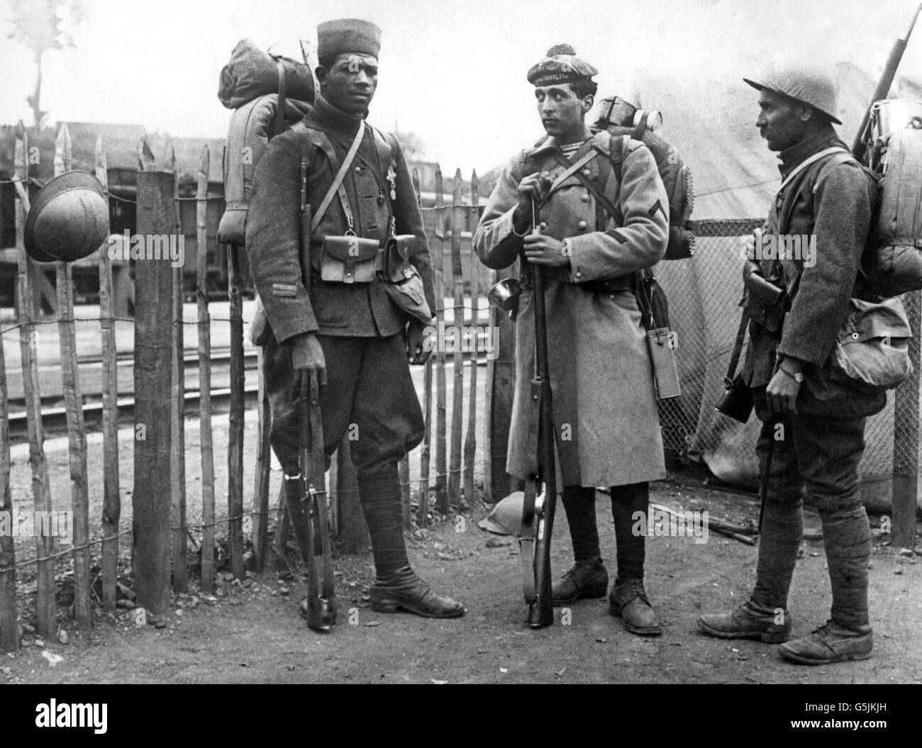 Diversi tipi di soldati francesi lungo il fiume Somme. Da sinistra, A. Turco (sharpshooter algerino), un marino e uno Zouave. Foto Stock