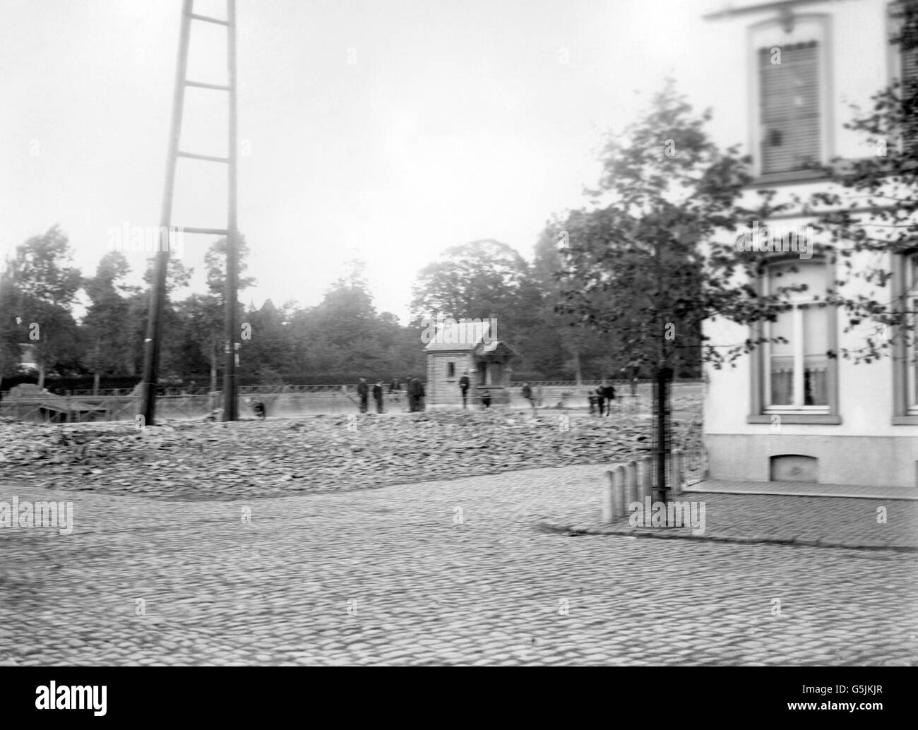 I detriti si sono sparsi per le strade belghe per ostacolare l'esercito tedesco. Foto Stock