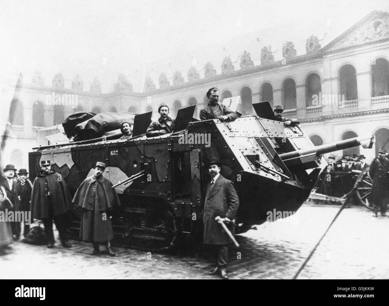 Un carro armato francese e il suo equipaggio al Les Invalides di Parigi. Foto Stock