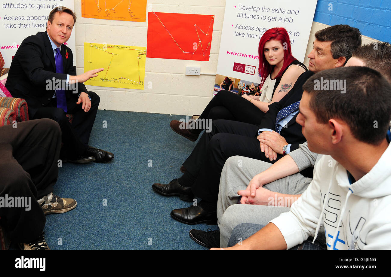 Il primo Ministro David Cameron, durante una visita a venti nel Centro Schofield di Loughborough, Leicestershire. Foto Stock