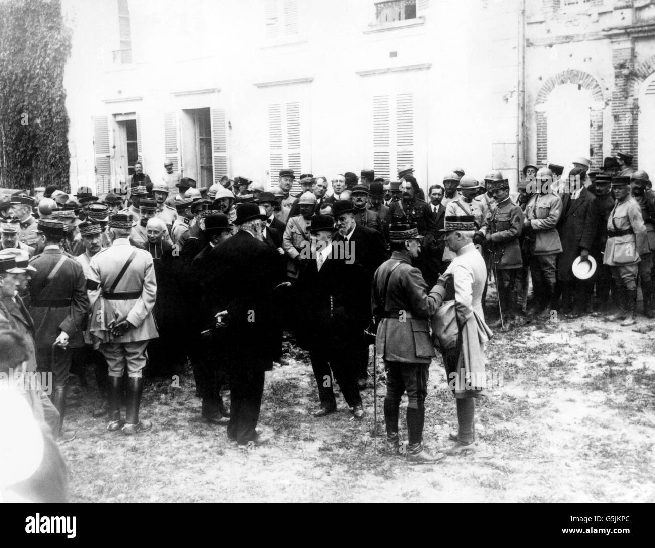 Il generale Ferdinand Foch, il generale Philippe Petain e il presidente Raymond Poincare alla Corte del vecchio castello di Mondement. Foto Stock