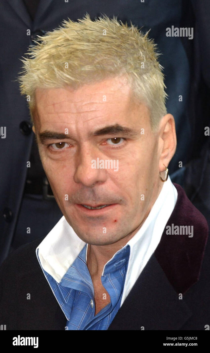 John Keeble del gruppo pop anni '80 Spandau Ballet durante una foto a Londra. Per promuovere il tour Here & Now 2002, che colpirà Arenas in tutto il paese a partire dal prossimo aprile. Foto Stock