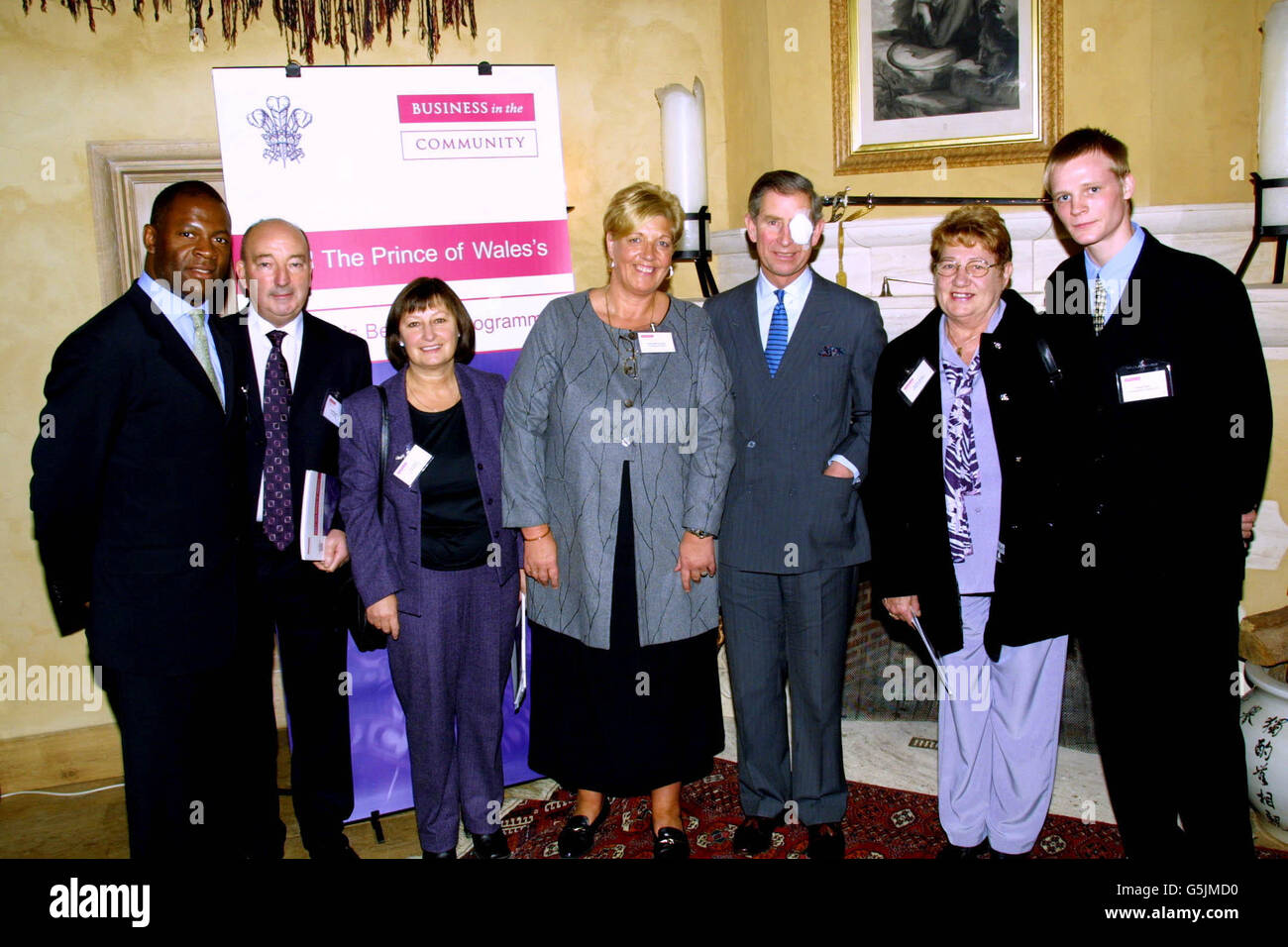 Il Principe del Galles indossa un cerotto sopra il suo occhio ferito mentre incontra i rappresentanti della Liverpool HomeGround Partnership con Joe Montgomery, Direttore Generale della Neighborhood Renewal, nella sua casa di Gloucestershire. * mentre ospita una celebrazione del decimo anniversario di un progetto di comunità ha istituito chiamato vedere sta credendo. Il principe ha richiesto il trattamento ospedaliero dopo avere ottenuto la polvere negli occhi mentre segava un albero nel suo giardino. Foto PA: Foto Stock