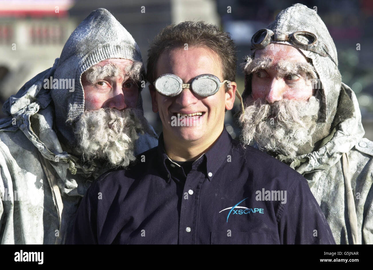 Ex Direttore Generale del Millennium Dome PY Gerbeau con due esploratori di icey a Trafalgar Square di Londra. PY ha lanciato 'Xscape' la sua nuova struttura di sport invernali al coperto a Milton Keynes. Foto Stock