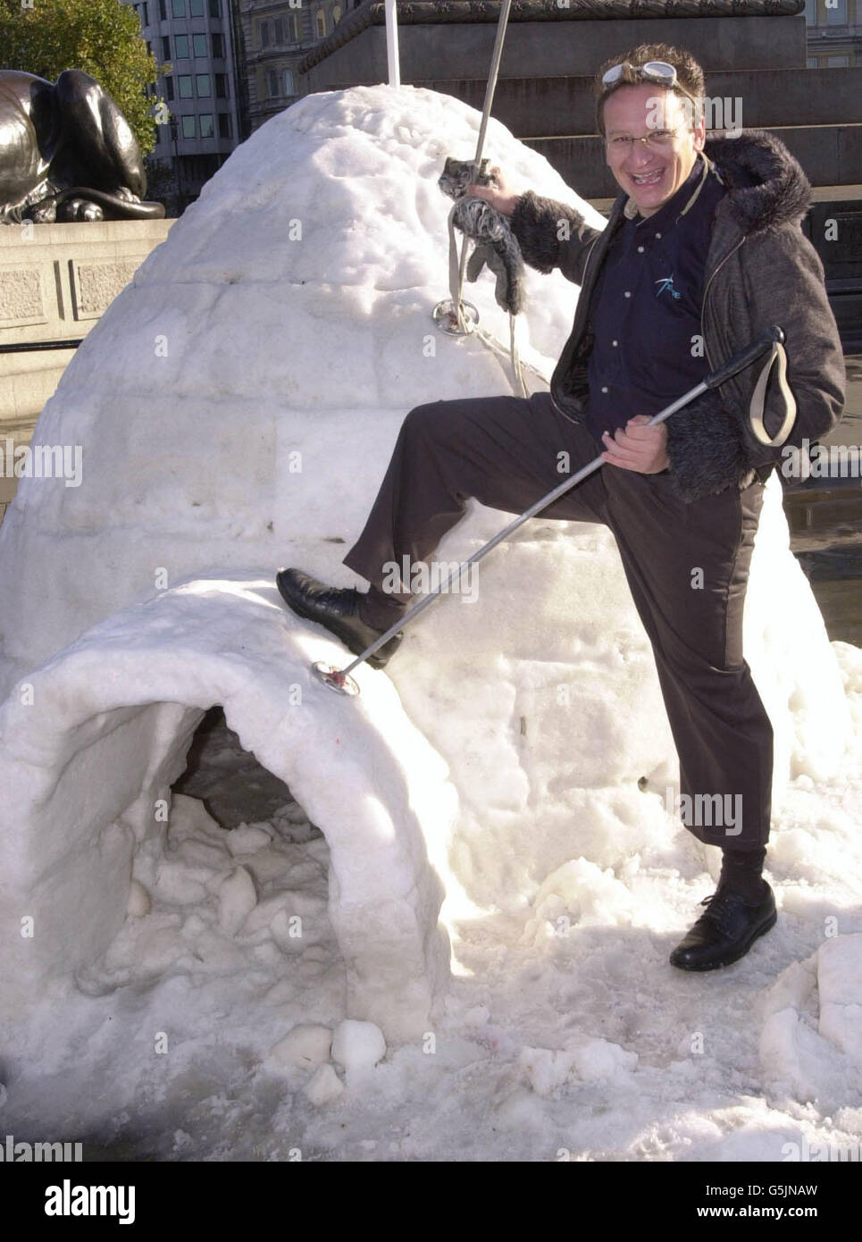 L'ex Chief Executive del Millennium Dome PY Gerbeau scalda un igloo in Trafalgar Square di Londra. PY stava lanciando 'Xscape' il suo nuovo impianto per sport invernali al coperto a Milton Keynes. Foto Stock